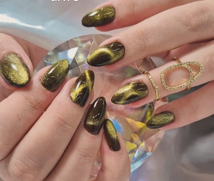 Unhas pretas e douradas